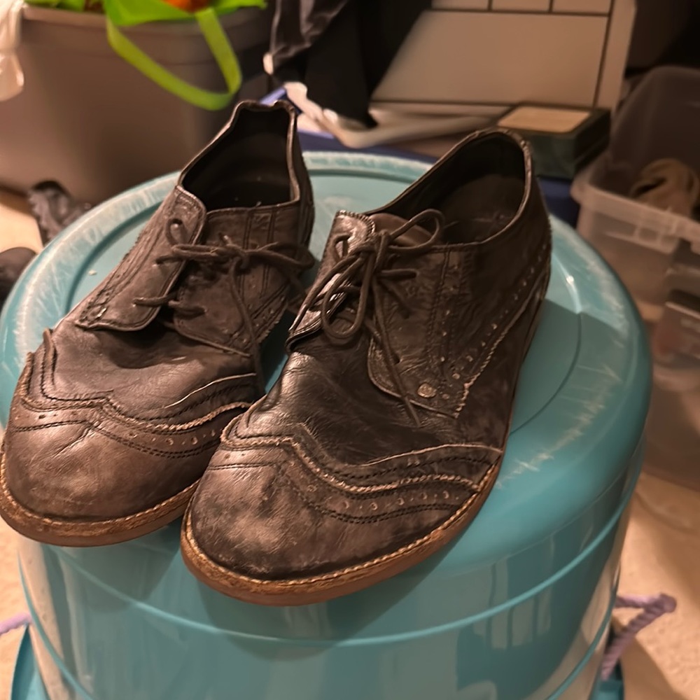 You are looking at a pair of fued Britannia men’s shoes is size 11 .